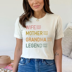 Moglie, Madre, Nonna Leggenda - Maglietta personalizzata per la mamma - Maglietta personalizzata per la nonna - Regalo per la festa della mamma - Maglietta con date personalizzate - Regalo di compleanno per la mamma