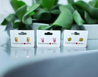 くまのプーさんにインスパイアされたスタッドピアス、ディズニーテーマピアス、くまのプーさん、プーさん、ピグレットピアス、ピグレット