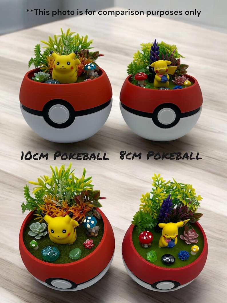 Op de afbeelding: Twee rood-witte Pok&eacute;ball-plantenbakken, 10 cm en 8 cm in diameter, elk gevuld met groen, miniatuurpaddenstoelen en een gele Pikachu-figuur. De plantenbakken zijn ontworpen in de stijl van de Pok&eacute;ball uit de Pok&eacute;mon-serie.