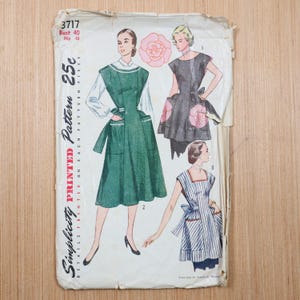 Op de afbeelding: Vintage Simplicity naaipatroon, met illustraties van jurken. De omslag is verouderd, met de tekst "Simplicity Printed Pattern" en de prijs "25c". De borstomvang is 101,6 cm, en de heupomvang is 109,2 cm. Het patroonnummer is 3717.