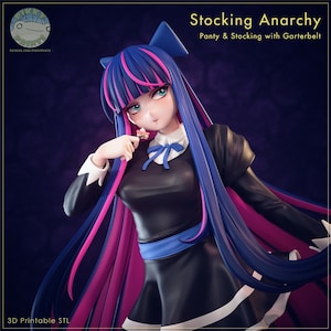 Könnte beinhalten: 3D-gedruckte STL-Figur eines Charakters aus "Stocking Anarchy". Die Figur hat lange blaue und pinkfarbene Haare, ein schwarzes Kleid mit blauem Taillengürtel und einen weißen Kragen mit blauer Schleife. Die Figur hält ein kleines Objekt.