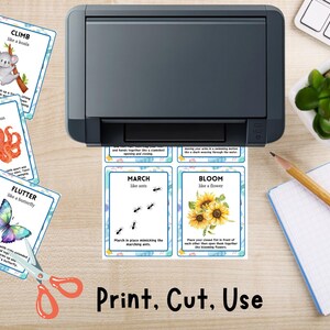 Puede incluir: Una impresora imprimiendo tarjetas educativas con ilustraciones de animales y naturaleza. Las tarjetas incluyen instrucciones como "Escala como un koala", "Gira como un pulpo" y "Florece como una flor". Tambi&eacute;n se ven unas tijeras y el texto "Print, Cut, Use".