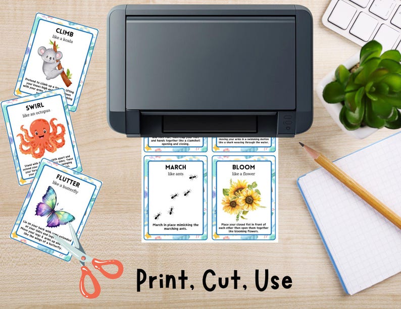 Puede incluir: Una impresora imprimiendo tarjetas educativas con ilustraciones de animales y naturaleza. Las tarjetas incluyen instrucciones como "Escala como un koala", "Gira como un pulpo" y "Florece como una flor". Tambi&eacute;n se ven unas tijeras y el texto "Print, Cut, Use".