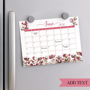 Puede incluir: Un calendario blanco para junio de 2026, sujeto a un frigorífico con imanes. El calendario tiene un encabezado rosa y un borde decorativo con animales de dibujos animados y flores. Las palabras "June 2026" están escritas en rosa.