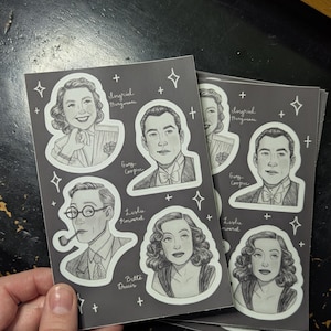 Peut inclure: Plusieurs autocollants avec des illustrations en noir et blanc d'acteurs et d'actrices hollywoodiens classiques. Les autocollants présentent des portraits d'Ingrid Bergman, Gary Cooper, Leslie Howard et Bette Davis, avec leurs noms.