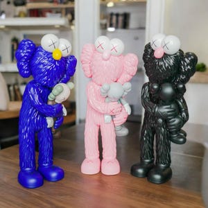 Limited Edition Elmo Kaws inspirierte Puppe | Handgefertigtes Künstler Spielzeug für Sammler und Fans von Street Art | Einzigartiges Pop Kultur Dekor und Geschenk