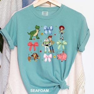 Camiseta de Toy Story con lazos de colores cómodos, camiseta de Toy Story con lazos de colores, camiseta de Jessie, Woody, Buzz, Bullseye, camiseta Slinky, camiseta de Toy Story Pixar 213165 imagen 7