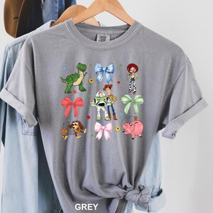 Camiseta de Toy Story con lazos de colores cómodos, camiseta de Toy Story con lazos de colores, camiseta de Jessie, Woody, Buzz, Bullseye, camiseta Slinky, camiseta de Toy Story Pixar 213165 imagen 4