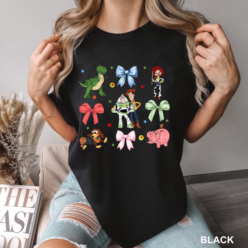 Camiseta de Toy Story con lazos de colores cómodos, camiseta de Toy Story con lazos de colores, camiseta de Jessie, Woody, Buzz, Bullseye, camiseta Slinky, camiseta de Toy Story Pixar 213165 imagen 6