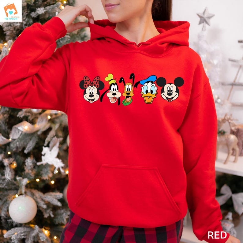 Op de afbeelding: Rood hoodie met een grafische print van Mickey Mouse, Minnie Mouse, Donald Duck, Goofy en Pluto. De personages staan in een rij en glimlachen.