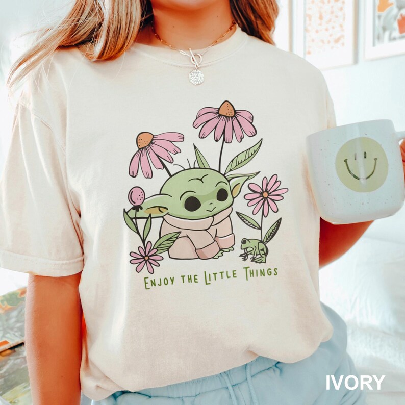 Camiseta Disney Baby Yoda, Camiseta Comfort Colors, Camiseta Enjoy the Little Things, Camiseta Star Wars, Camiseta Galaxy's Edge, Camiseta Baby Yoda, 212695 imagen 2