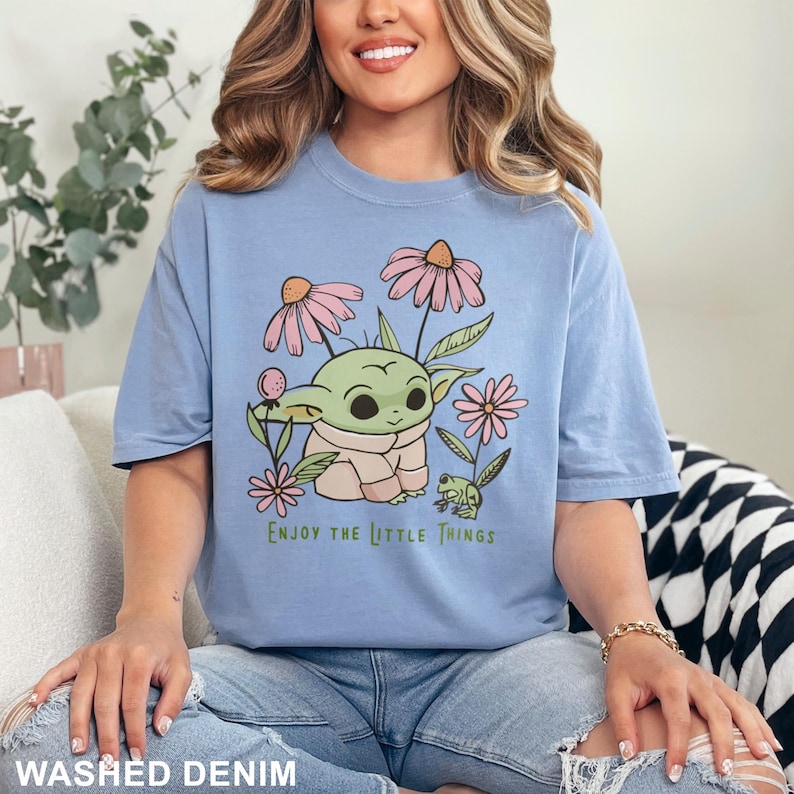 Camiseta Disney Baby Yoda, Camiseta Comfort Colors, Camiseta Enjoy the Little Things, Camiseta Star Wars, Camiseta Galaxy's Edge, Camiseta Baby Yoda, 212695 imagen 1