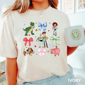 Camiseta de Toy Story con lazos de colores cómodos, camiseta de Toy Story con lazos de colores, camiseta de Jessie, Woody, Buzz, Bullseye, camiseta Slinky, camiseta de Toy Story Pixar 213165 imagen 5