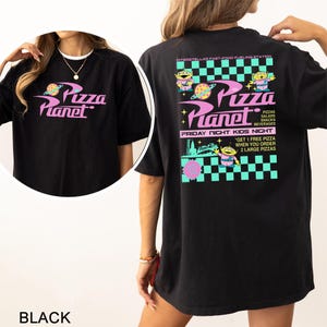 Pizza Planet Checkered Toy Story Shirt, Comfort Colors Disney Aliens Tee, 213542 Bild 2