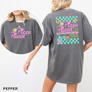 Pizza Planet Checkered Toy Story Shirt, Comfort Colors Disney Aliens Tee, 213542 Bild 6