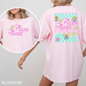 Pizza Planet Checkered Toy Story Shirt, Comfort Colors Disney Aliens Tee, 213542 Bild 5