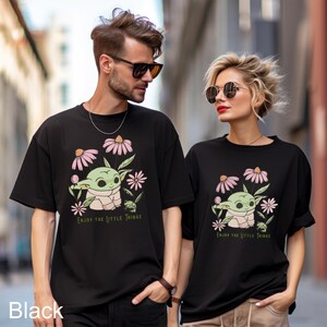 Camiseta Disney Baby Yoda, Camiseta Comfort Colors, Camiseta Enjoy the Little Things, Camiseta Star Wars, Camiseta Galaxy's Edge, Camiseta Baby Yoda, 212695 imagen 5
