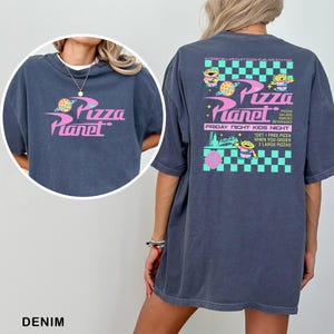 Pizza Planet Checkered Toy Story Shirt, Comfort Colors Disney Aliens Tee, 213542 Bild 1