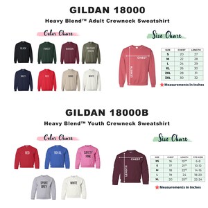 Puede incluir: Una tabla de tallas para sudaderas con cuello redondo para adultos y j&oacute;venes Gildan 18000 y 18000B. La tabla muestra las medidas de pecho y longitud en pulgadas para los diferentes tama&ntilde;os. La tabla de colores muestra los colores disponibles para cada estilo de sudadera.