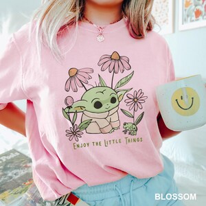 Camiseta Disney Baby Yoda, Camiseta Comfort Colors, Camiseta Enjoy the Little Things, Camiseta Star Wars, Camiseta Galaxy's Edge, Camiseta Baby Yoda, 212695 imagen 3