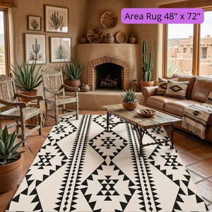 Puede incluir: Una alfombra de &aacute;rea crema con un patr&oacute;n geom&eacute;trico negro domina la habitaci&oacute;n. La alfombra, que mide 122 cm x 183 cm, presenta tri&aacute;ngulos y rombos repetidos. La habitaci&oacute;n tiene un tema del suroeste, con chimenea, sof&aacute; de cuero y sillas de madera.