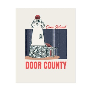 Puede incluir: Ilustración de un faro con el texto "Cana Island" y "Door County". El faro es blanco con la parte superior roja y se asienta sobre una base de piedra. Un pequeño edificio con techo rojo está al lado del faro.