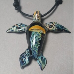 Anhänger Meeresschildkröte Schmuck mit Qualle im Inneren der Schildkröte Halskette Ozean Dekor Geschenk für Männer Taucher Schmuck