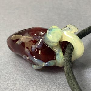 Colgante de corazón anatómico: collar de amor de vidrio soplado