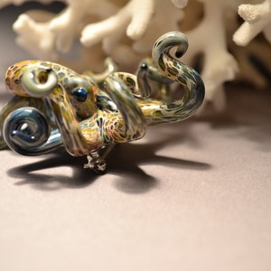 Spilla a forma di polpo, spilla a forma di polpo, gioielli a forma di polpo, gioielli in vetro soffiato, gioielli naturali, spilla a forma di tentacolo