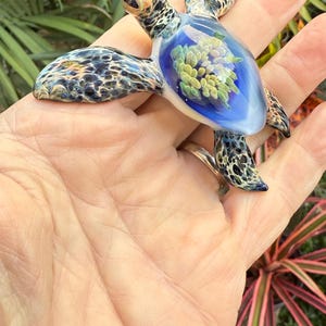 Blaue Meeresschildkröte Skulptur: Ozean Thema Schreibtisch Skulptur von GLASSnFIRE