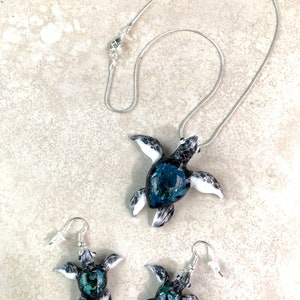Parure de bijoux tortue de mer en verre : boucles d'oreilles et pendentif thème océan