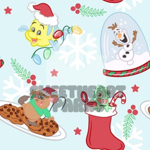 Op de afbeelding: Een herhalend patroon met cartoonfiguren in kerstthema. Het bevat een gele vis met een kerstmuts, een sneeuwpop in een sneeuwbol, een muis met koekjes en een hagedis in een sok. De achtergrond is lichtblauw met sneeuwvlokken.