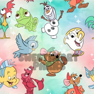 Op de afbeelding: Een kleurrijk patroon met verschillende Disney-figuren, waaronder een haan, een kameleon, een sneeuwpop, een vogel, een muis, een theepot, een vis en een krab. De achtergrond is een aquarel in roze, blauw en groen.