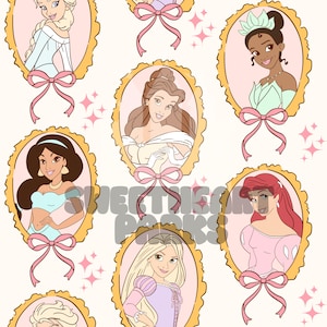 Puede incluir: Un patrón sin costuras que presenta a varias princesas de Disney en marcos ovalados con lazos rosas. Las princesas incluyen a Ariel, Bella, Jasmine, Tiana, Rapunzel y Elsa. El fondo es blanco con acentos de brillo rosa.