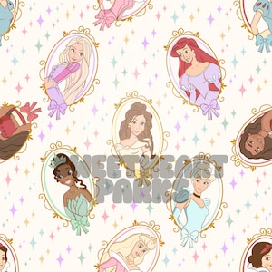 Könnte beinhalten: Ein sich wiederholendes Muster mit Porträts von Disney-Prinzessinnen in verzierten Goldrahmen. Die Prinzessinnen sind in ihren typischen Outfits dargestellt, vor einem cremefarbenen Hintergrund mit pastellfarbenen Sternen. Das Gesamtdesign hat eine skurrile und feminine Ästhetik.