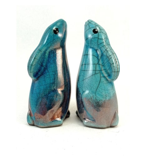 petit lièvre regardant la lune - poterie sculpture animalière en céramique cuite au raku