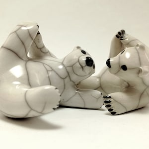 Liten isbjörn som leker - rakueldad keramikskulptur figur heminredning prydnad