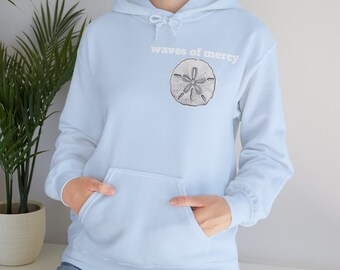 Bluzy z kapturem i swetry z motywami oceanicznymi, zaprojektowane z myślą o komforcie i cieple, w naturalnych kolorach i o prostych, przyciągających wzrok wzorach.