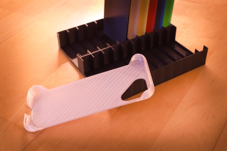 Puede incluir: Una funda de tel&eacute;fono de pl&aacute;stico blanco con una superficie texturizada. La funda est&aacute; dise&ntilde;ada para adaptarse a un tel&eacute;fono inteligente.