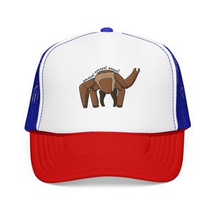 Può includere: Un cappellino trucker con pannello frontale bianco, visiera rossa e pannelli posteriori in rete blu. La parte anteriore presenta l'illustrazione di una creatura marrone a più zampe con il testo "amaze! amaze! amaze!" in nero sopra di essa.