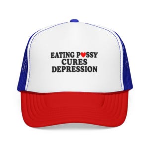 Può includere: Un cappellino trucker bianco con visiera rossa e pannelli posteriori in rete blu. Il pannello frontale presenta il testo nero EATING P(cuore rosso)SSY CURES DEPRESSION in un carattere grassetto. Il cappello ha una corona strutturata e un bottone.