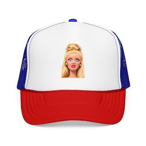 Può includere: Un cappellino trucker con pannello frontale bianco, visiera rossa e pannelli posteriori in rete blu. Al centro del pannello frontale bianco è presente un'illustrazione grafica di una persona bionda con chignon alto, occhi blu ed espressione sorpresa.