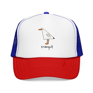 Può includere: Un cappellino trucker con pannello frontale bianco decorato con il disegno di un gabbiano triangolare e la scritta "triangull" in nero. Il cappello presenta una visiera rossa, pannelli posteriori in rete blu e un bottone blu in cima.