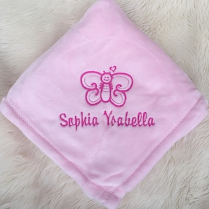 K&ouml;nnte beinhalten: Rosa Babydecke mit einem rosa gestickten Schmetterling und dem Namen "Sophia Ysabella".