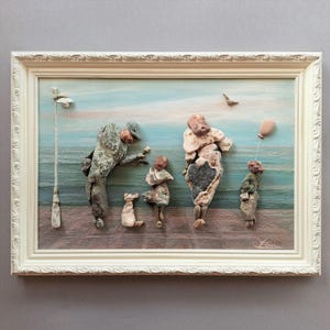 Peinture 3D faite main, famille d'art de galets sur la plage de pierres de mer, fond acrylique, encadré. Titre « Big Deep Sea » Artiste Rada Lisichka.