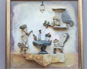 Arte con guijarros: Mujer, hombre, habitación, flores en jarrones; obra de arte con piedras marinas en 3D enmarcada sobre fondo acrílico; Título "Pretendientes"; Artista: Rada Lisichka
