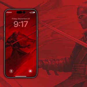 Puede incluir: Un diseño de fondo de pantalla digital rojo en la pantalla de un teléfono inteligente. La pantalla de bloqueo muestra la fecha y la hora. El fondo de pantalla presenta un guerrero con una espada y una criatura parecida a un lobo, todo en tonos rojos. El fondo es rojo liso.