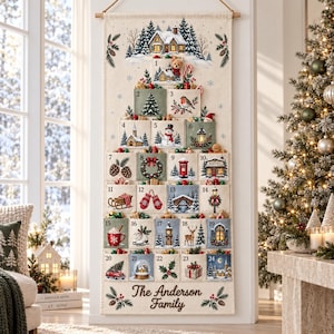 Può includere: Un calendario dell'avvento in tessuto verticale appeso a un bastone di legno, con ventiquattro tasche numerate decorate con illustrazioni invernali tra cui un pupazzo di neve, una cassetta postale rossa e un panificio. Il testo The Anderson Family è stampato.