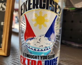 Puede incluir: Un tarro de cristal transparente con tapa de bambú. El tarro presenta un gráfico con el texto "EXERCISE? I THOUGHT YOU SAID EXTRA RICE" y un diseño de un cuenco de arroz y la bandera filipina.