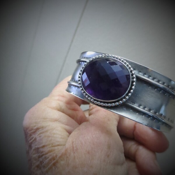 Brazalete doblado: amatista talla rosa y plata de ley